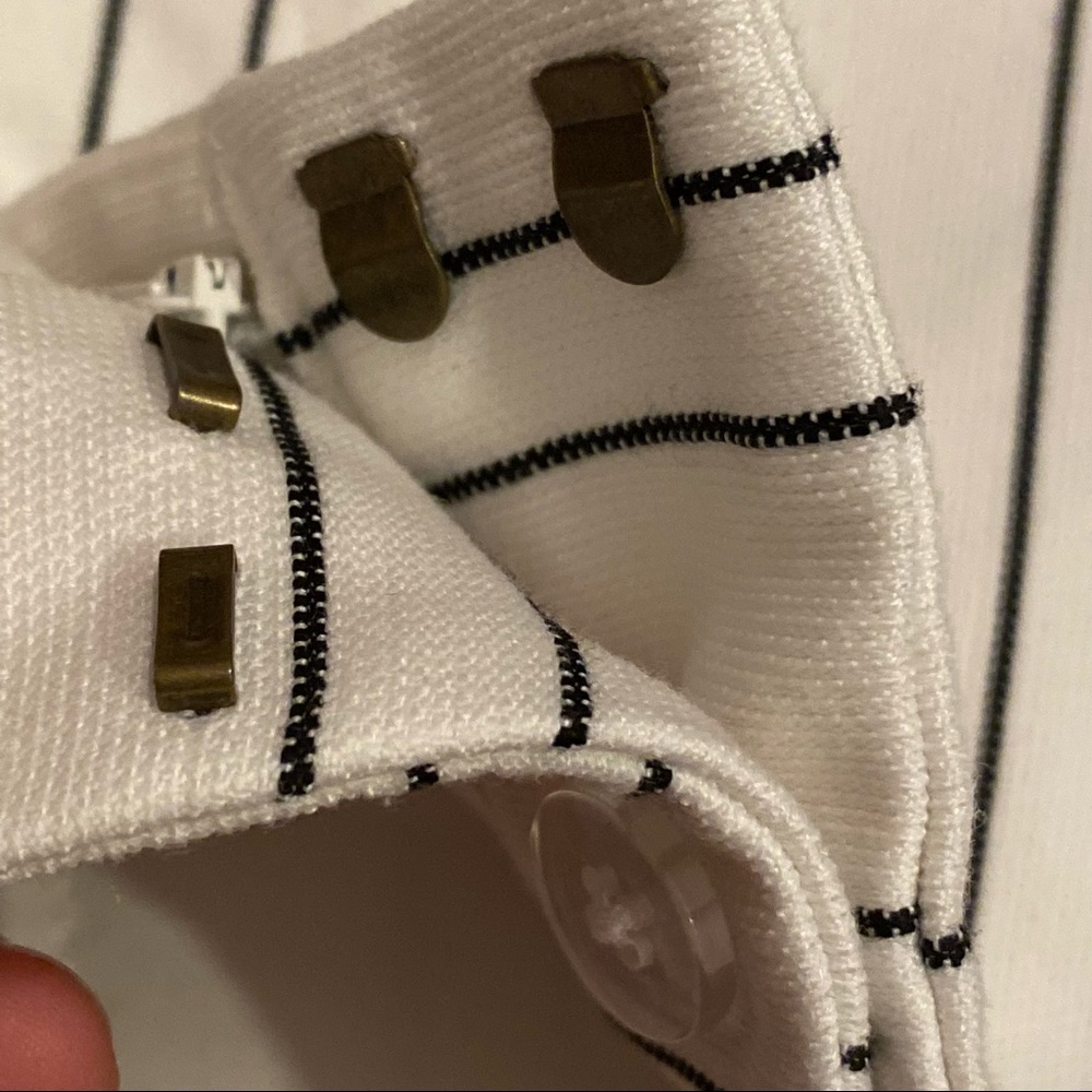 WHITE HOUSE BLACK MARKET | BLACK & WHITE STRIPED SHORTS SZ 6 - Picture 7 of 11